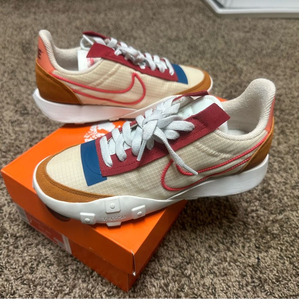 W NIKE WAFFLE RACER 2X
MONARCH/SIREN RED-PEARL WHITE
MONARQUE/ROUGE SIRENE